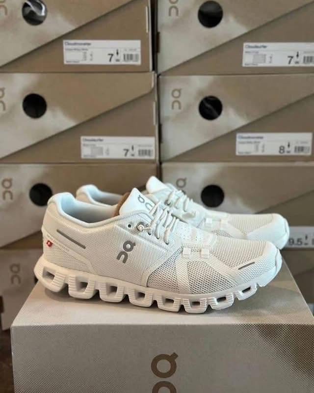 Buy Cloudnova shoes pallet wholesale online