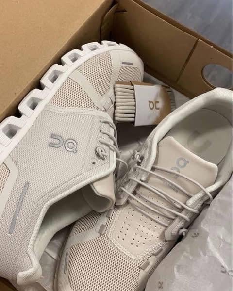Buy Cloudnova shoes pallet wholesale online